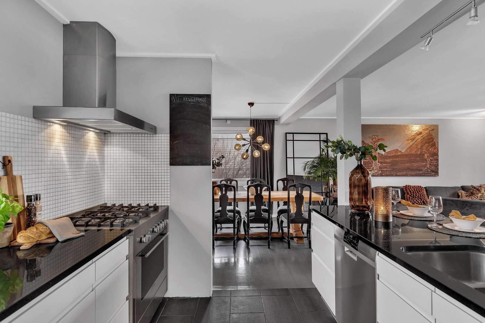 Sosial spisestue, åpen mot kjøkken og stue Galleribilde