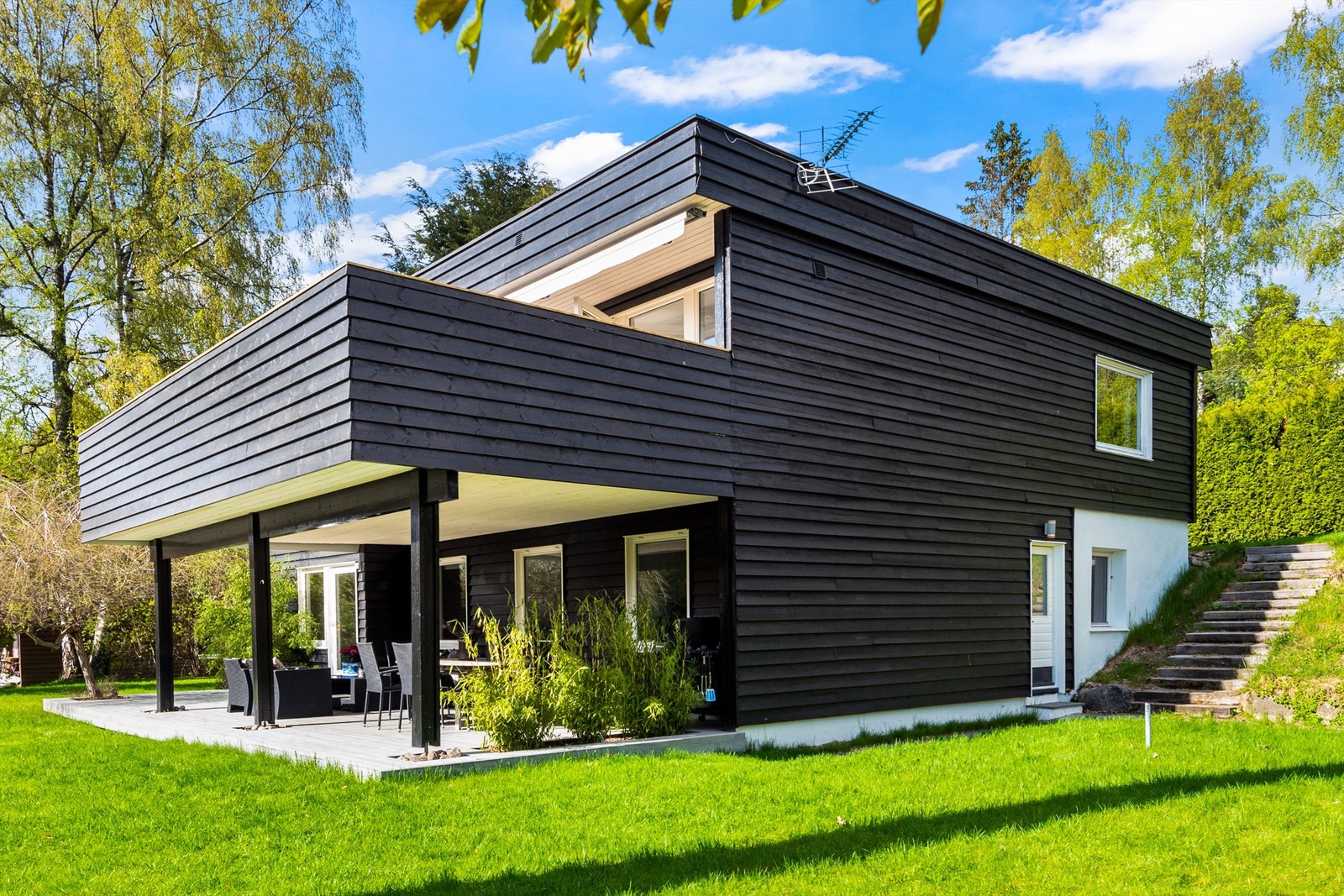 Velkommen til Nils Collett Vogts vei 4 - En nydelig bolig i funkisstil, beliggende attraktivt til, på solrikt, barnevennlig tomt, med utsikt mot fjorden Galleribilde