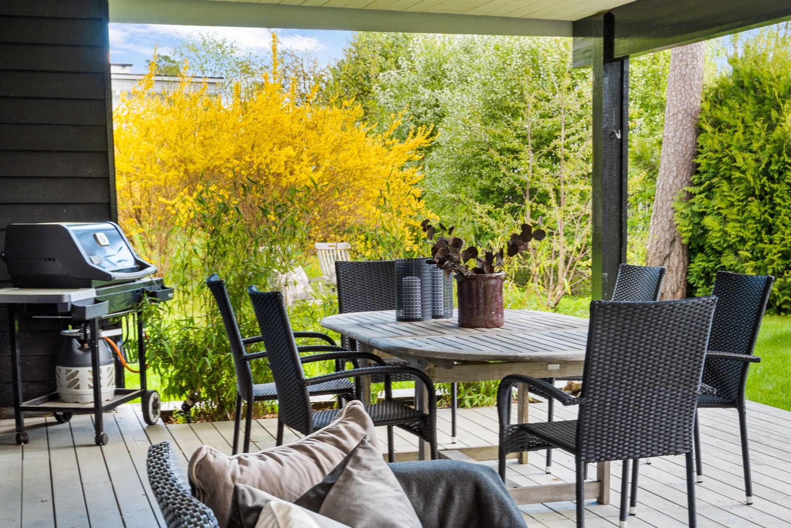 Det er plass til både lounge og spisebord på terrassen. Hyggelig sone for grill. Galleribilde