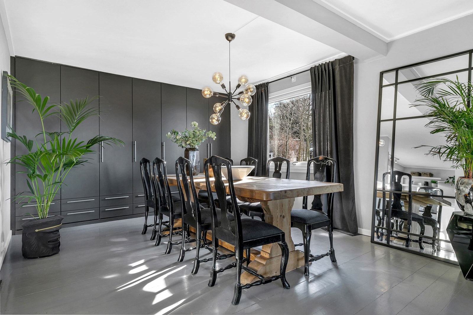 I spisestuen er det god plass til spisebord. Godt med oppbevaringsplass i innfelte skaper. Galleribilde