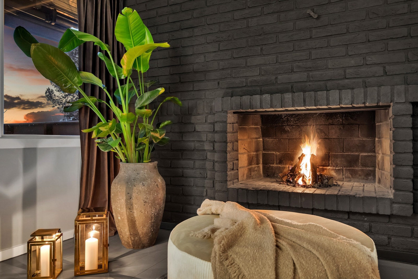 Hygge foran peisen. Galleribilde