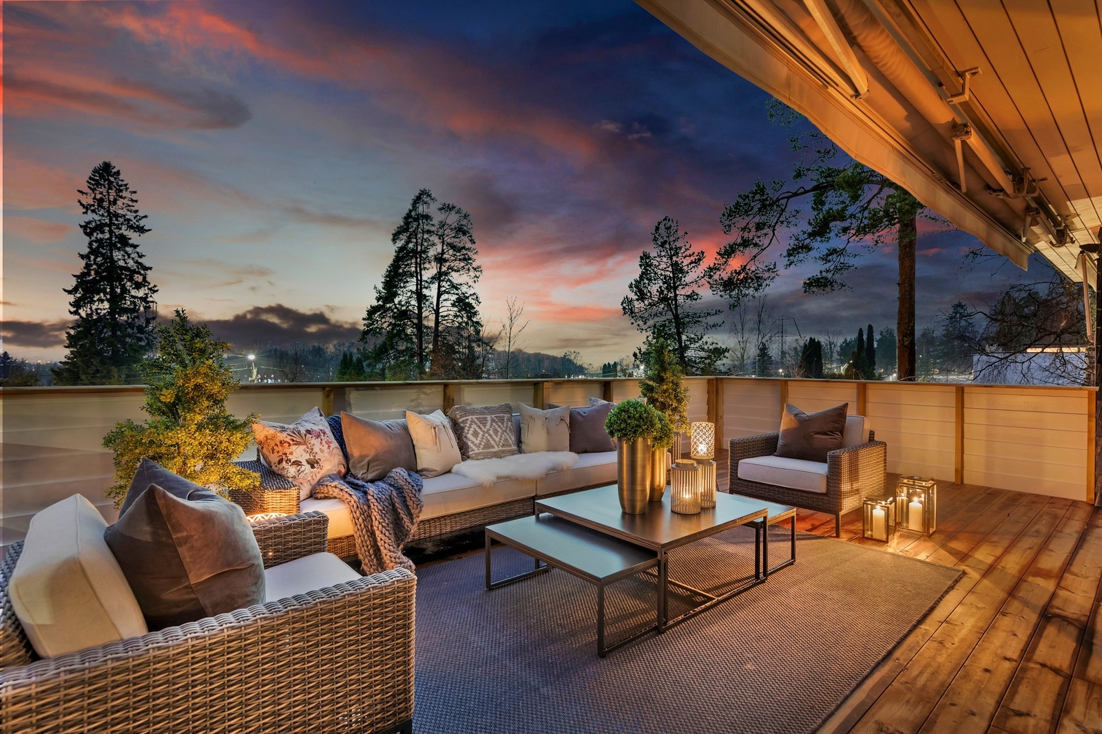 Solrik syd-vestvendt veranda på ca 34 kvm med utgang fra stue. Stor elektrisk markise er montert på huset. Galleribilde