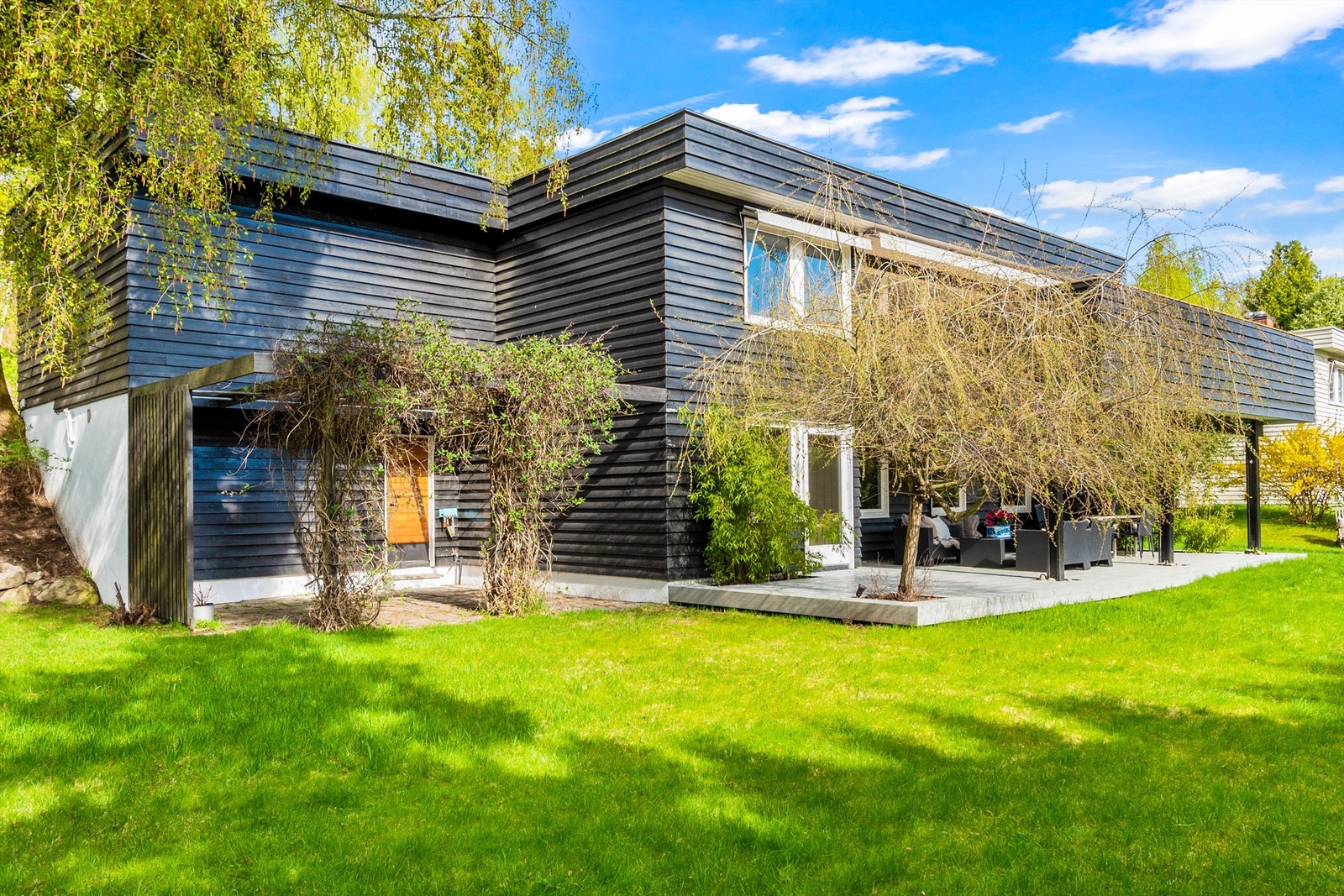 Terrassen ut fra stuen i underetasjen flukter videre ut i hagen. Ideelt for en barnefamilie! Terrassen er romslig og skjermet og innbyr til hygge hele sommerhalvåret! Galleribilde