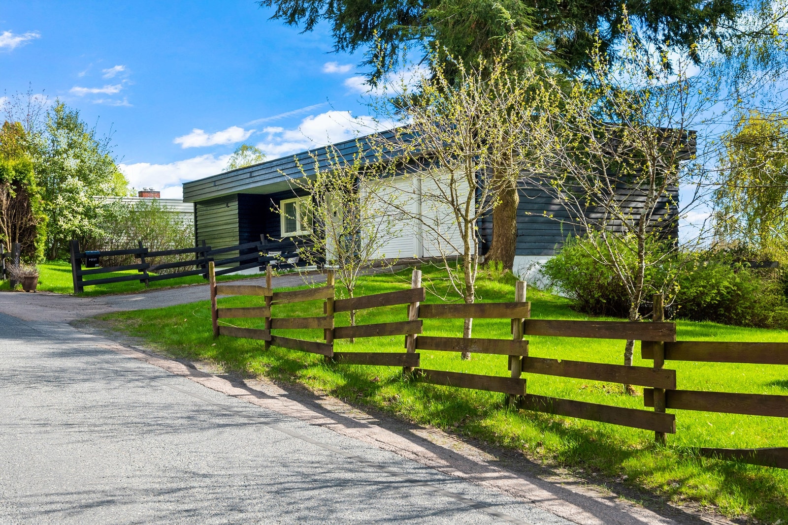 Tomten er romslig og hyggelig og boligen har en dobbelgarasje med to individuelle garasjeporter i dirkete tilknytning til boligen. Galleribilde