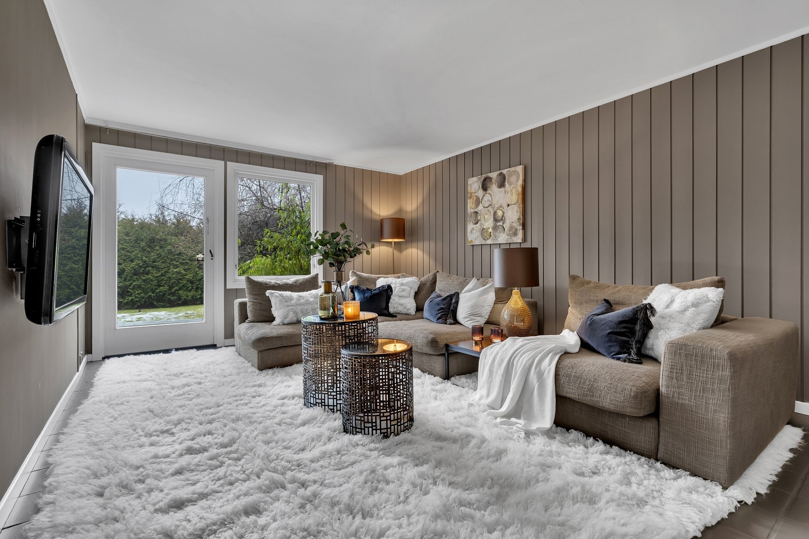 Stuen i underetasjen er av god størrelse og har utgang til syd-vestvendt terrasse på ca 49 kvm. Stuen kan også benyttes som soverom dersom det er behov for flere soverom. Galleribilde