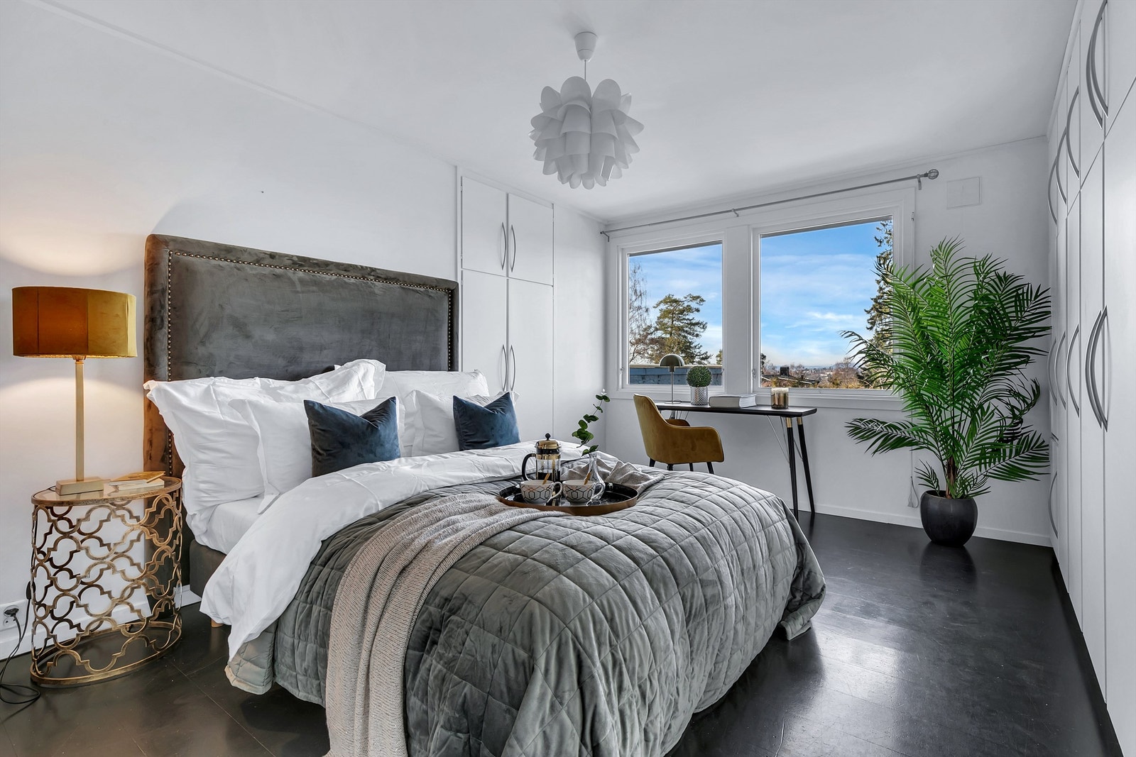 Hovedsoverom uten innsyn og med rikelig oppbevaringsplass. Det er inngang til eget bad fra dette rommet. Galleribilde