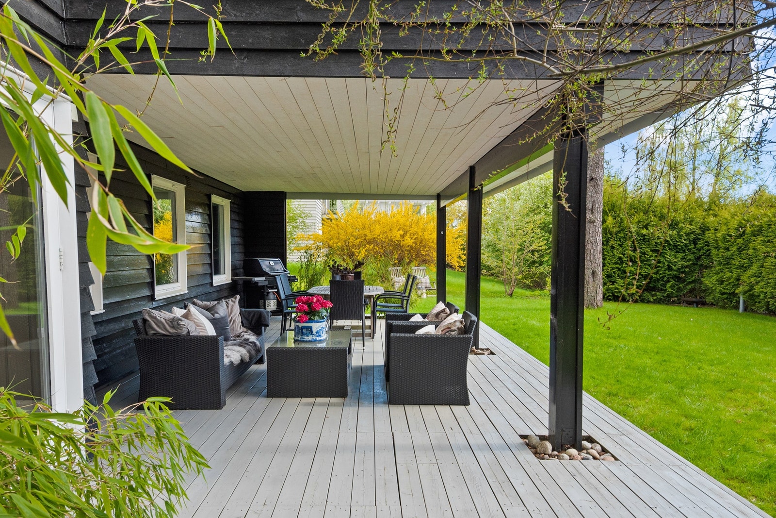 I underetasjen har man utgang til terrassen som går i flukt med hagen. Fra terrassen har man også tilgang til utebod/sportsbod som fungerer som ypperlig oppbevaring til feks terrassemøblement på vinteren. Galleribilde