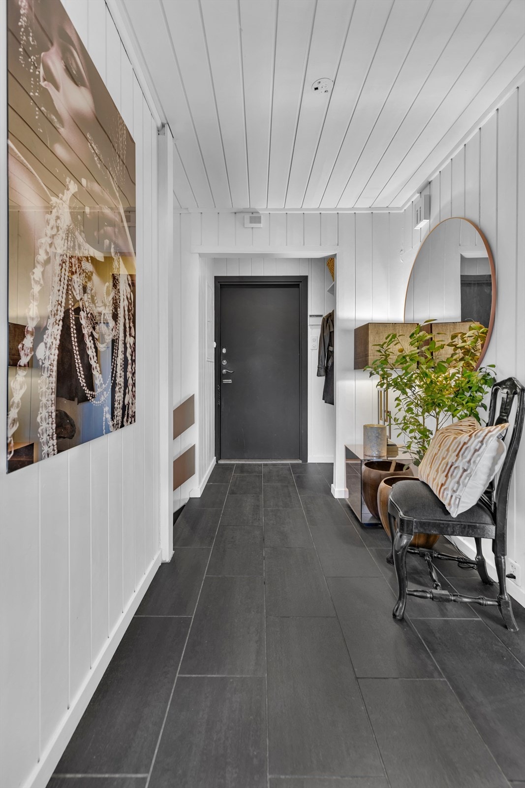 Hyggelig entré - her går også trappegangen mellom etasjene Galleribilde