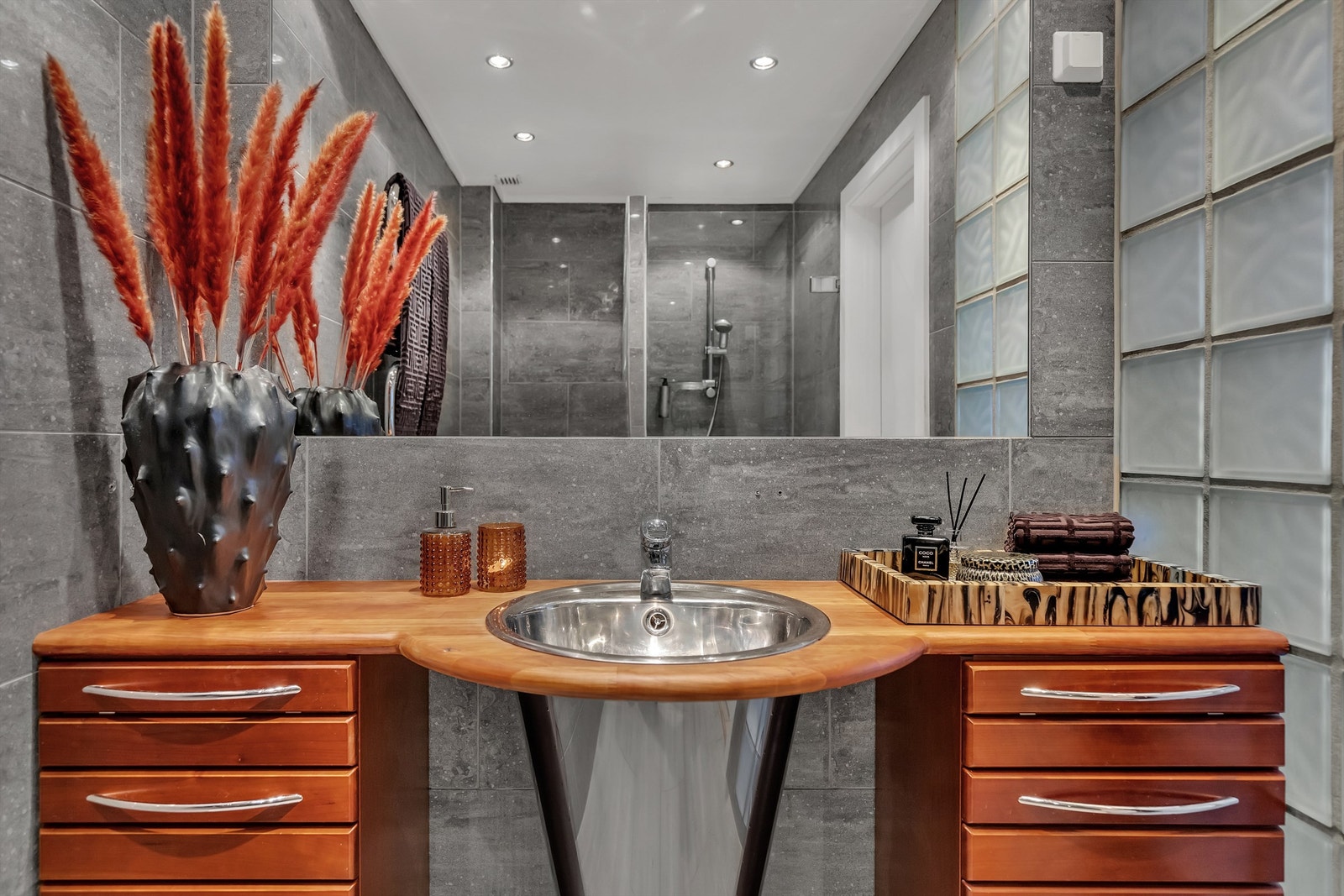 Badet har bla gulvvarme og elektrisk håndkletørker på vegg Galleribilde