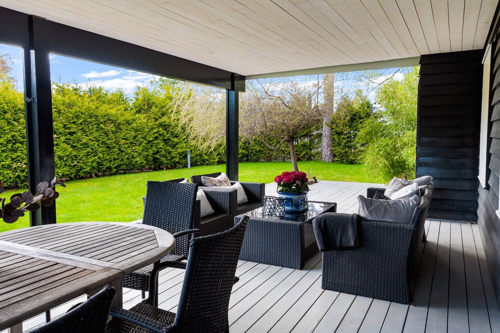 Tomten på dette planet er flat og fin og går i flukt med terrassen. Deler av terrassen er overbygd slik at man kan sitte skjermet fra solen. Deler av terrassen har direkte sollys. Galleribilde