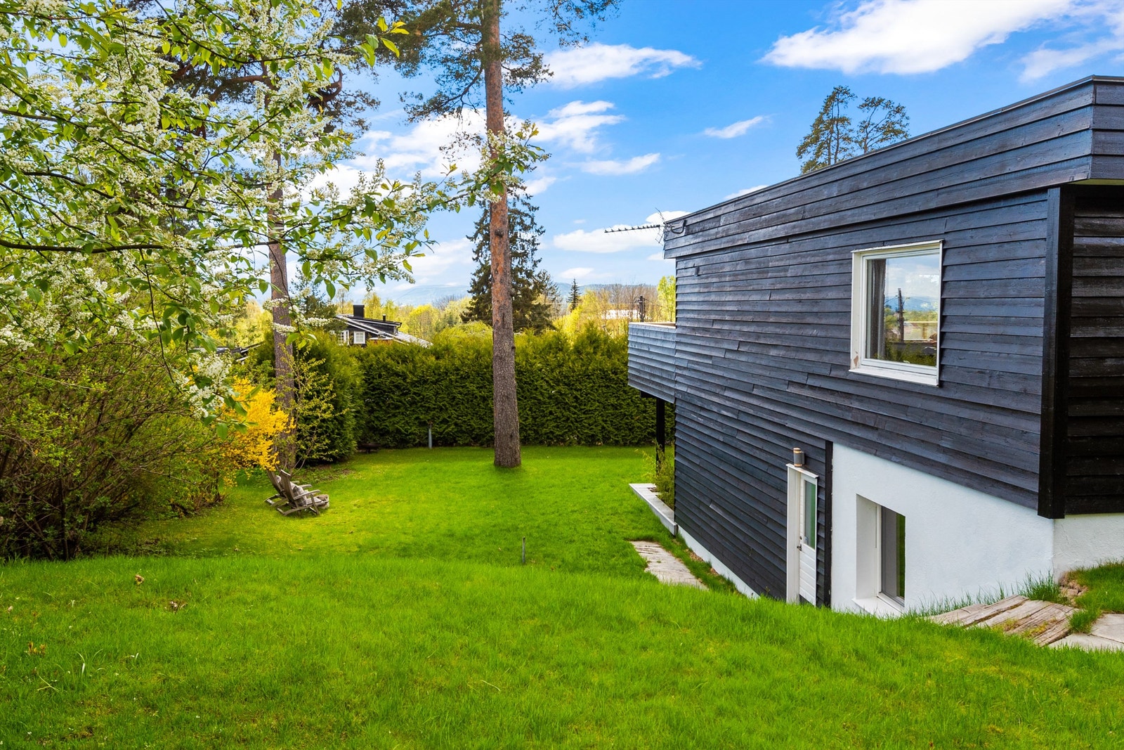 Boligen ligger mot sør-vest med flott utsikt over Oslo, Bærumslandet og fjorden. Galleribilde