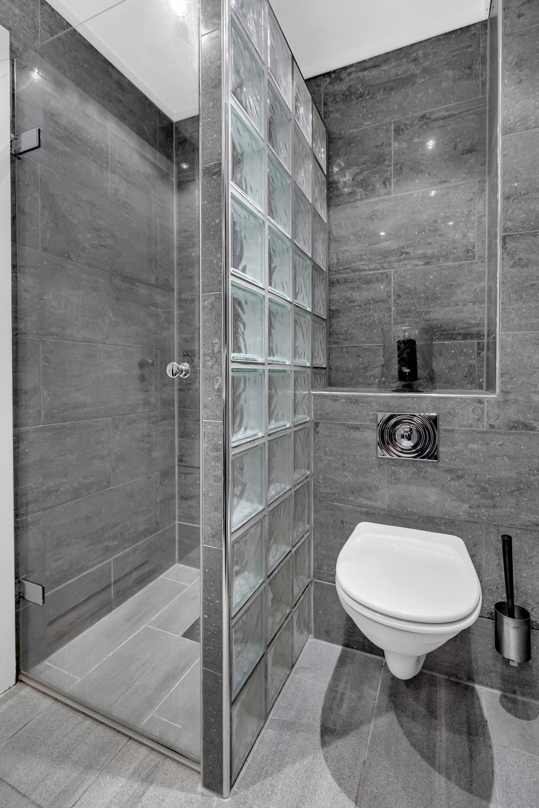 Flott flislagt baderom tilknyttet soverommet Galleribilde