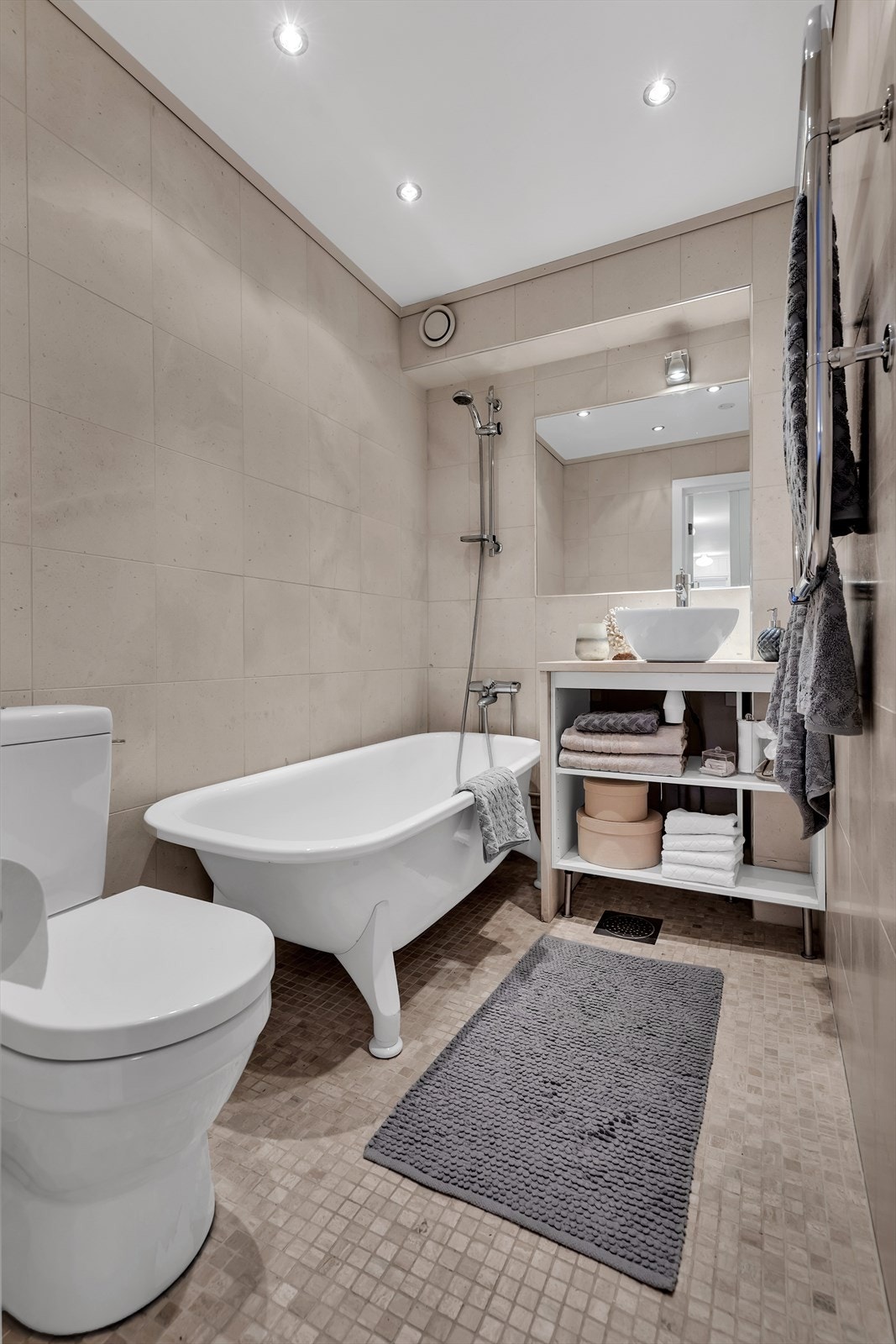 i underetasjen finner du et flislagt baderom med bl.a gulvvarme og badekar Galleribilde