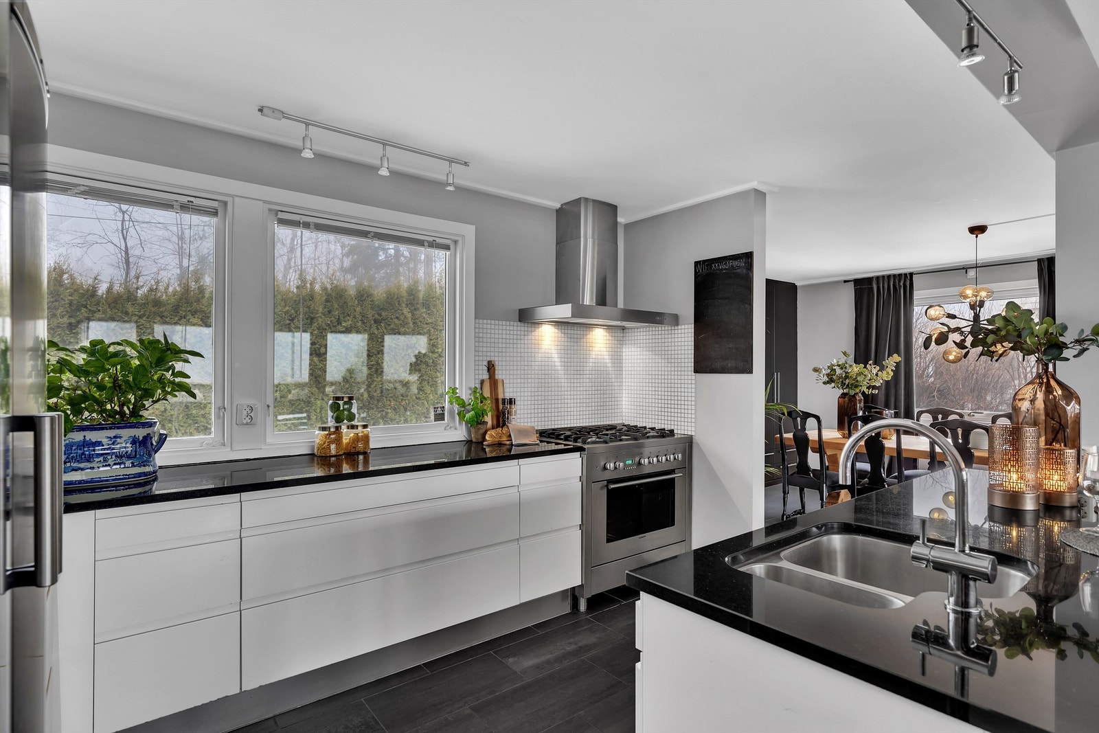 Kjøkkenet er utstyrt med komfyr med gassbluss, oppvaskmaskin og kjøle- og fryseskap Galleribilde