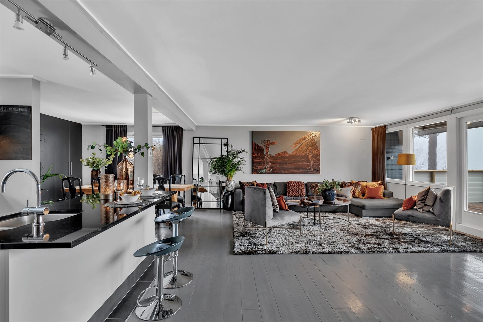 Velkommen inn i 1.etg: Stuen oppleves svært lys og luftig og har utgang til den store terrassen med flott utsikt. Galleribilde