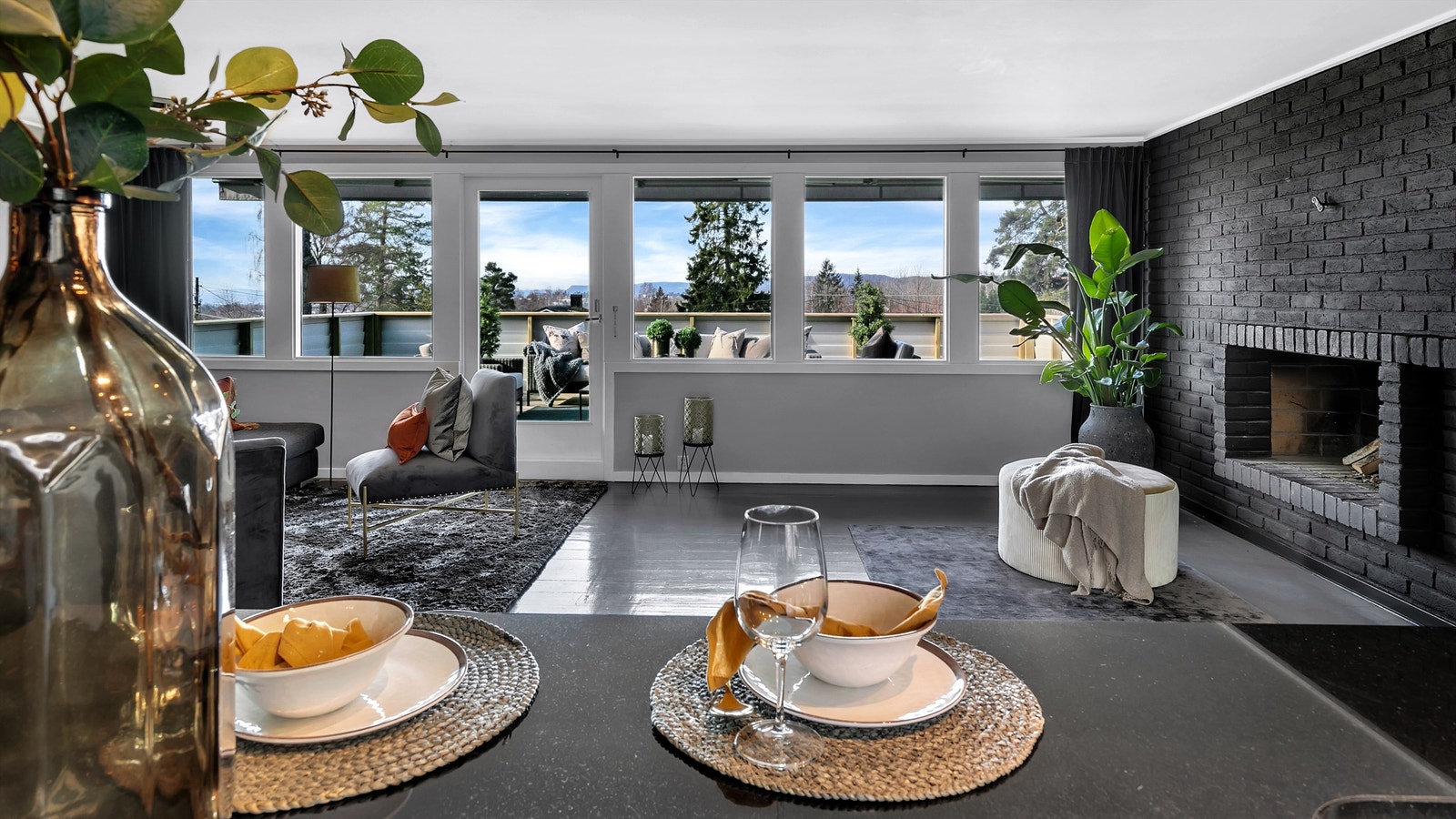 Fra stuen har du utgang til en stor veranda på 34 kvm. Verandaen ligger vendt mot syd-vest med optimale solforhold Galleribilde