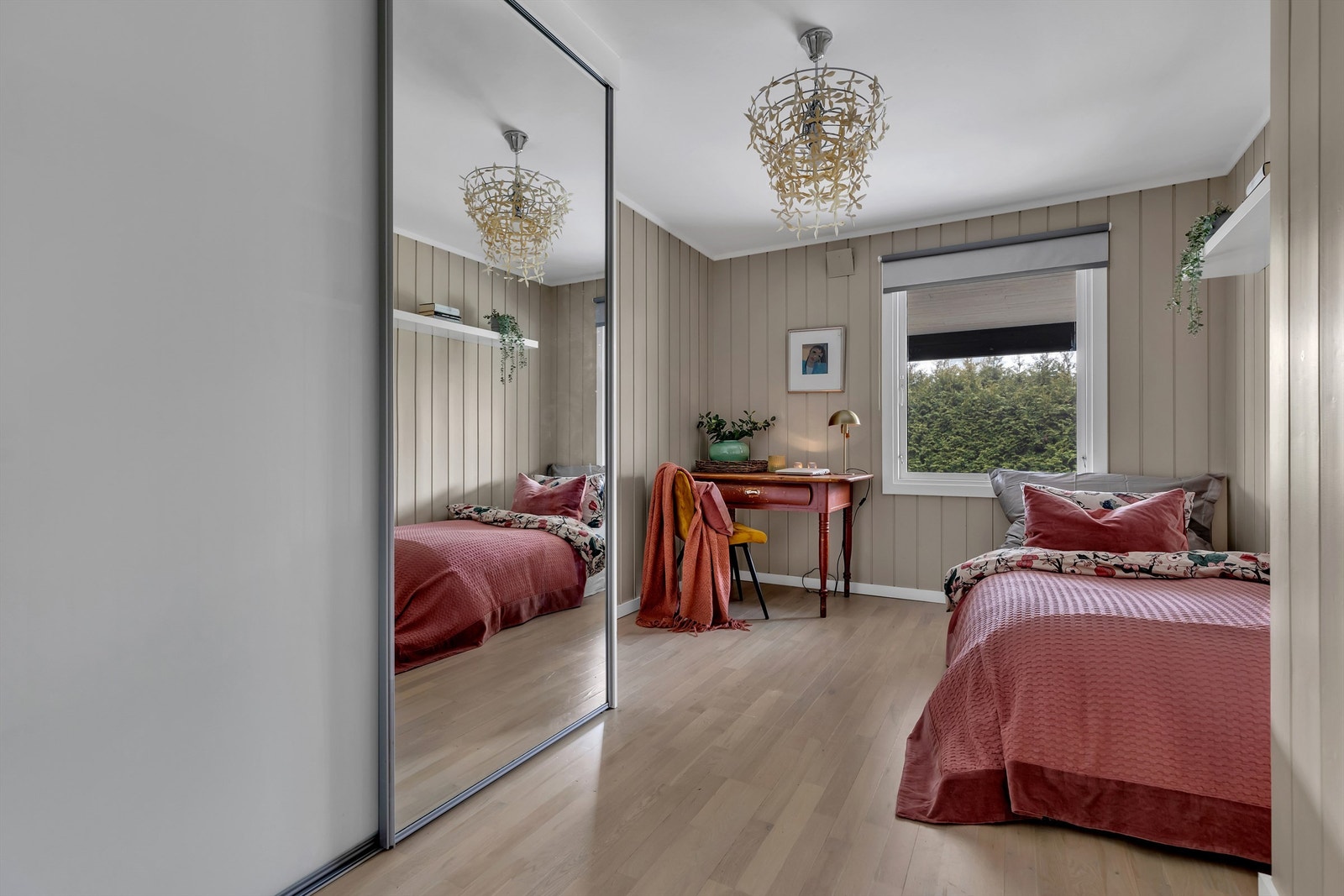 Soverom 1, underetasje. Godt med skapplass også her. Galleribilde