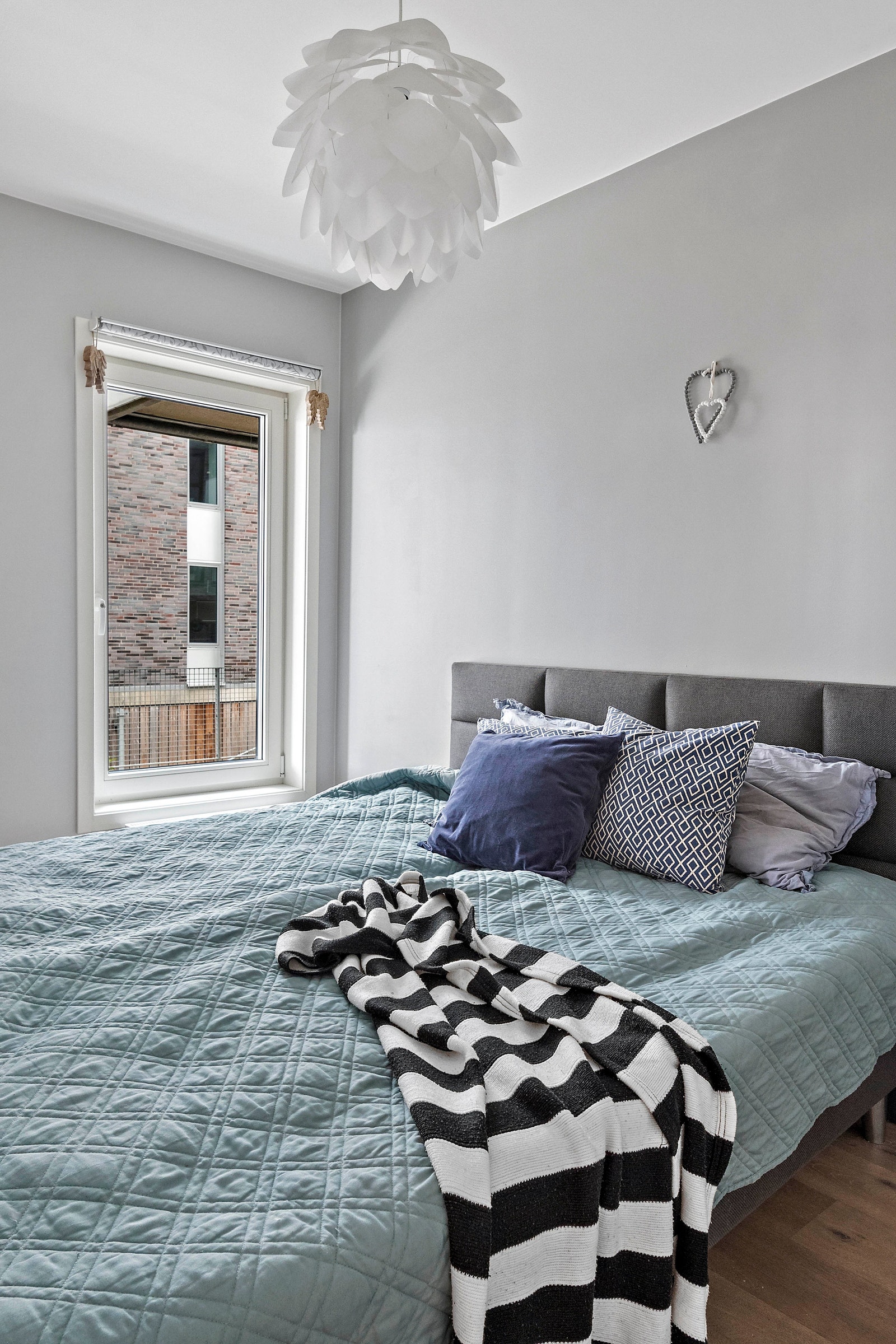 Soverom med god plass til dobbelseng. Galleribilde