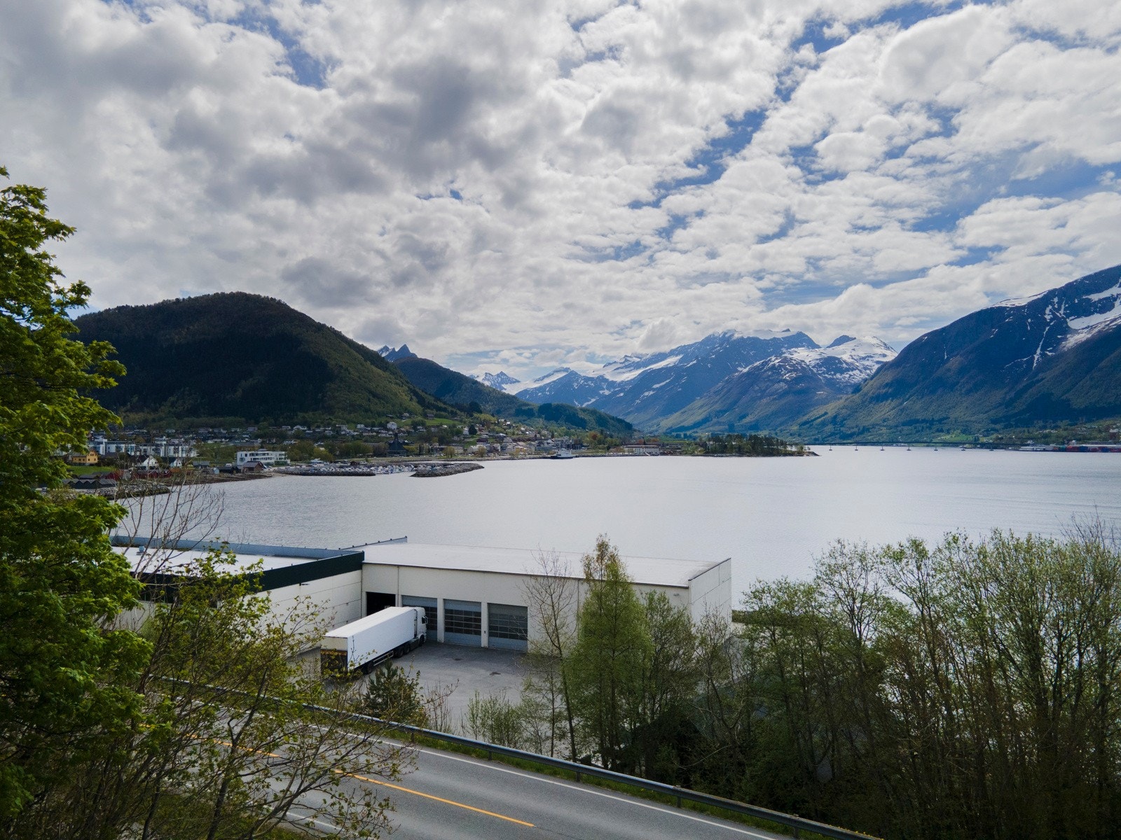 Fra den sørvendte tomten er det flott utsikt mot Sykkylvsfjorden og omkringliggende fjell. Galleribilde