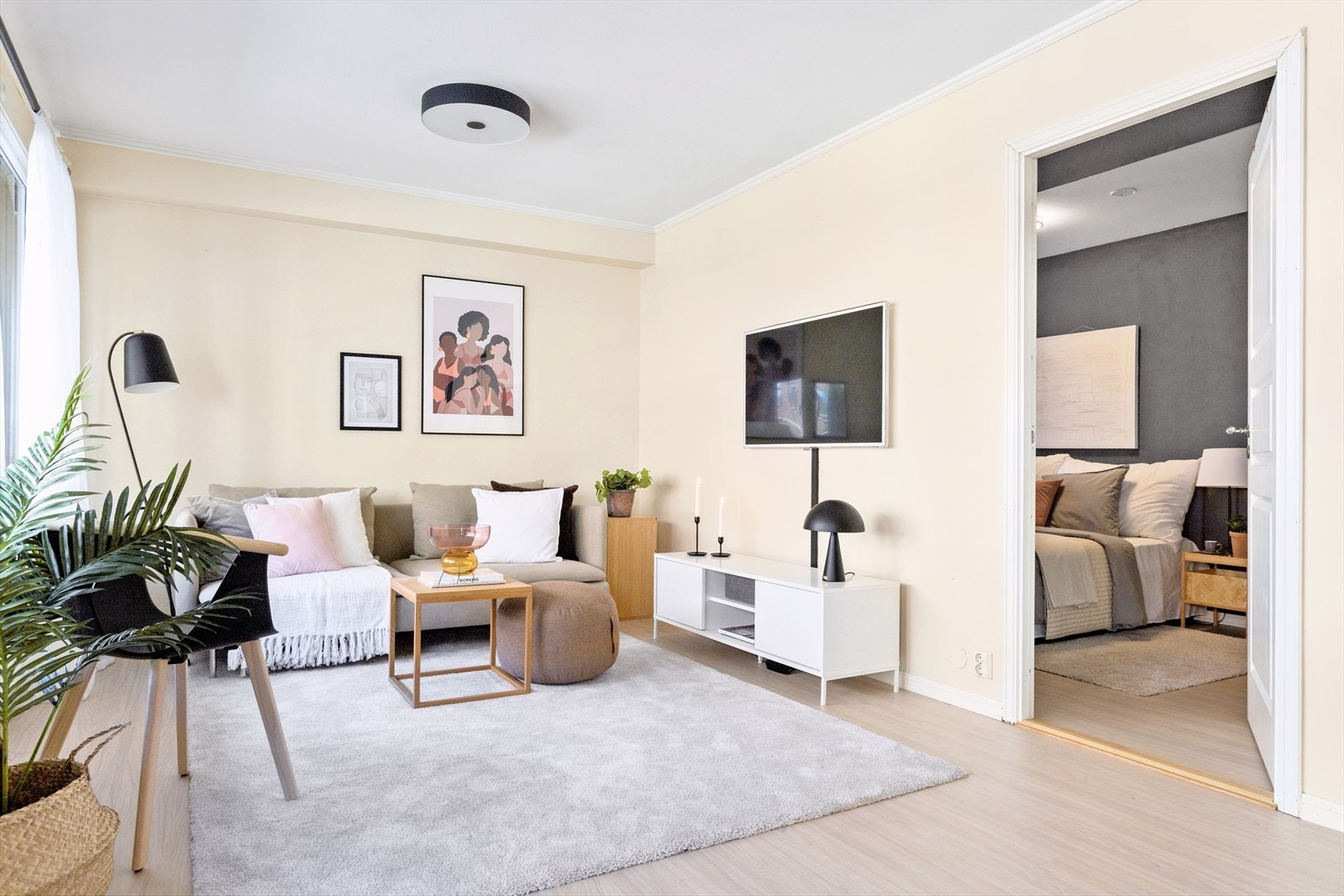 Luftig stue med flere møbleringsmuligheter Galleribilde