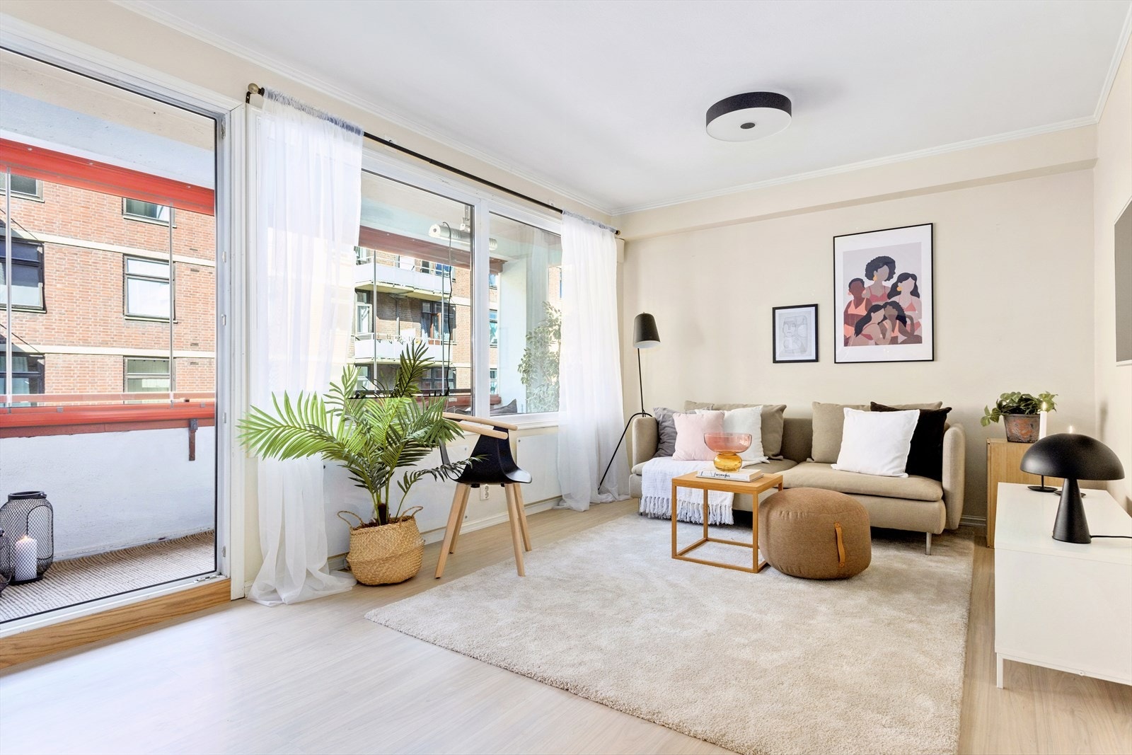 Store vindusflater slipper inn rikelig med naturlig lys inn i boligen Galleribilde