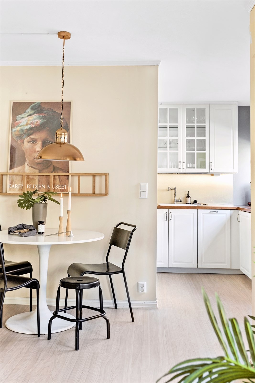 Boligen har plass til spisebord i naturlig tilknytning til kjøkkenet Galleribilde