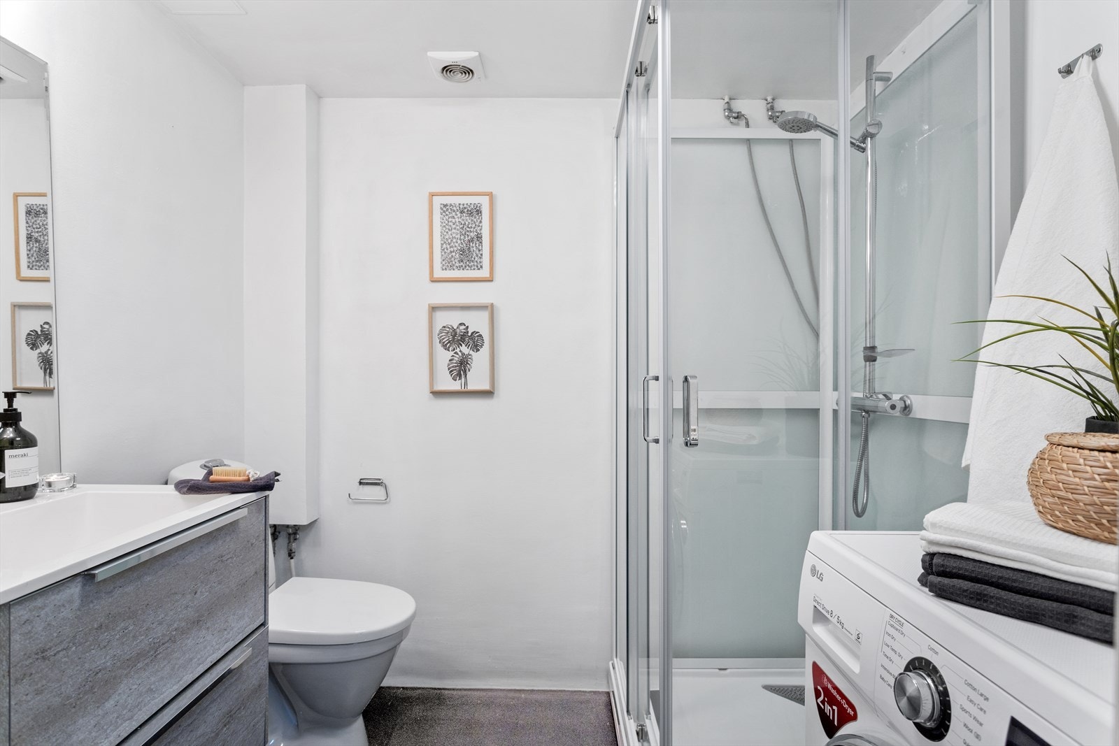 Pent baderom med malt microsement på vegger og gulv Galleribilde