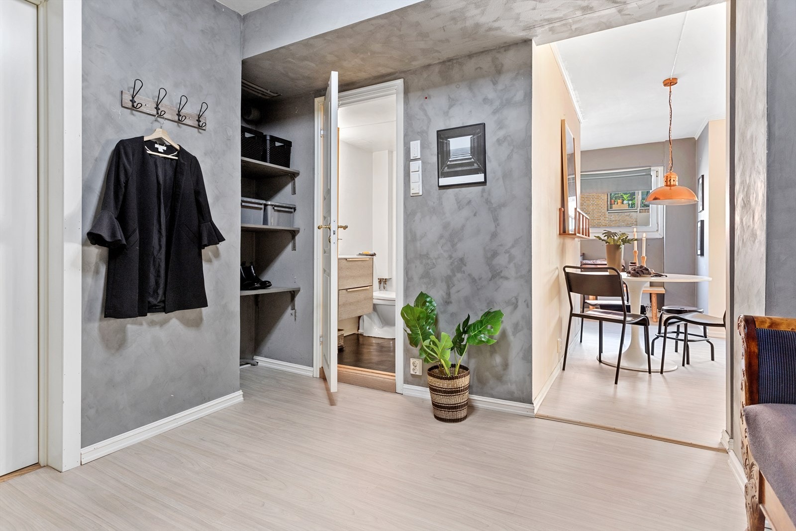 Romslig og innbydende entré med god plass til oppbevaring av yttertøy Galleribilde