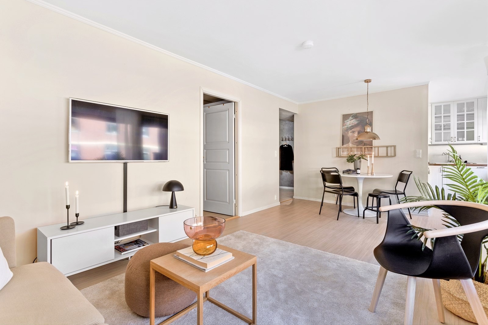 Oversiktsbilde- Fra stuen har man tilgang til soverom, kjøkken og entré Galleribilde