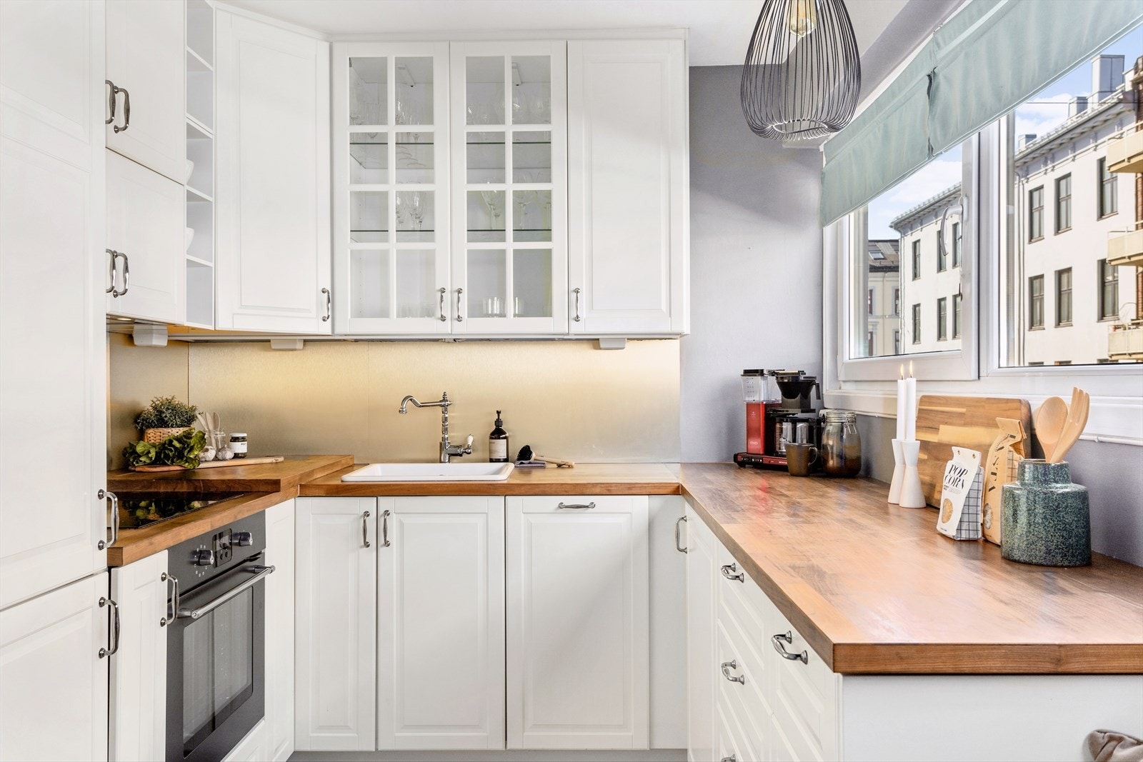 Kjøkkenet har rikelig med skap- og benkeplass Galleribilde