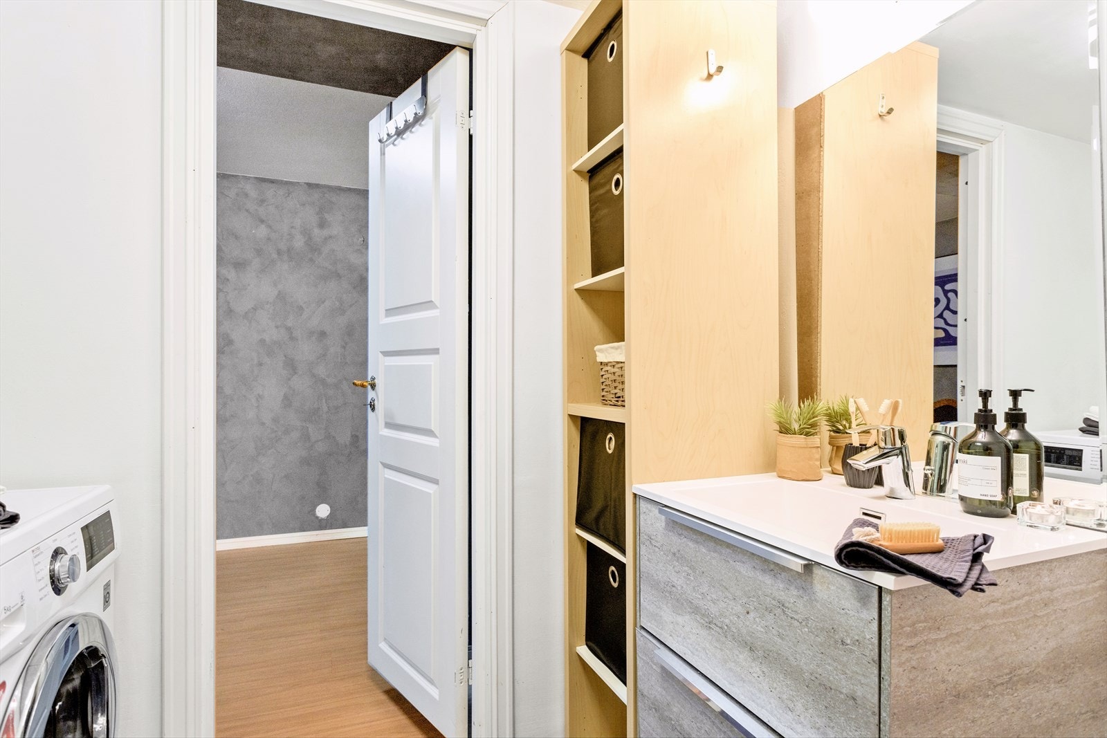 Godt med oppbevaringsplass til toalettartikler og håndklær Galleribilde