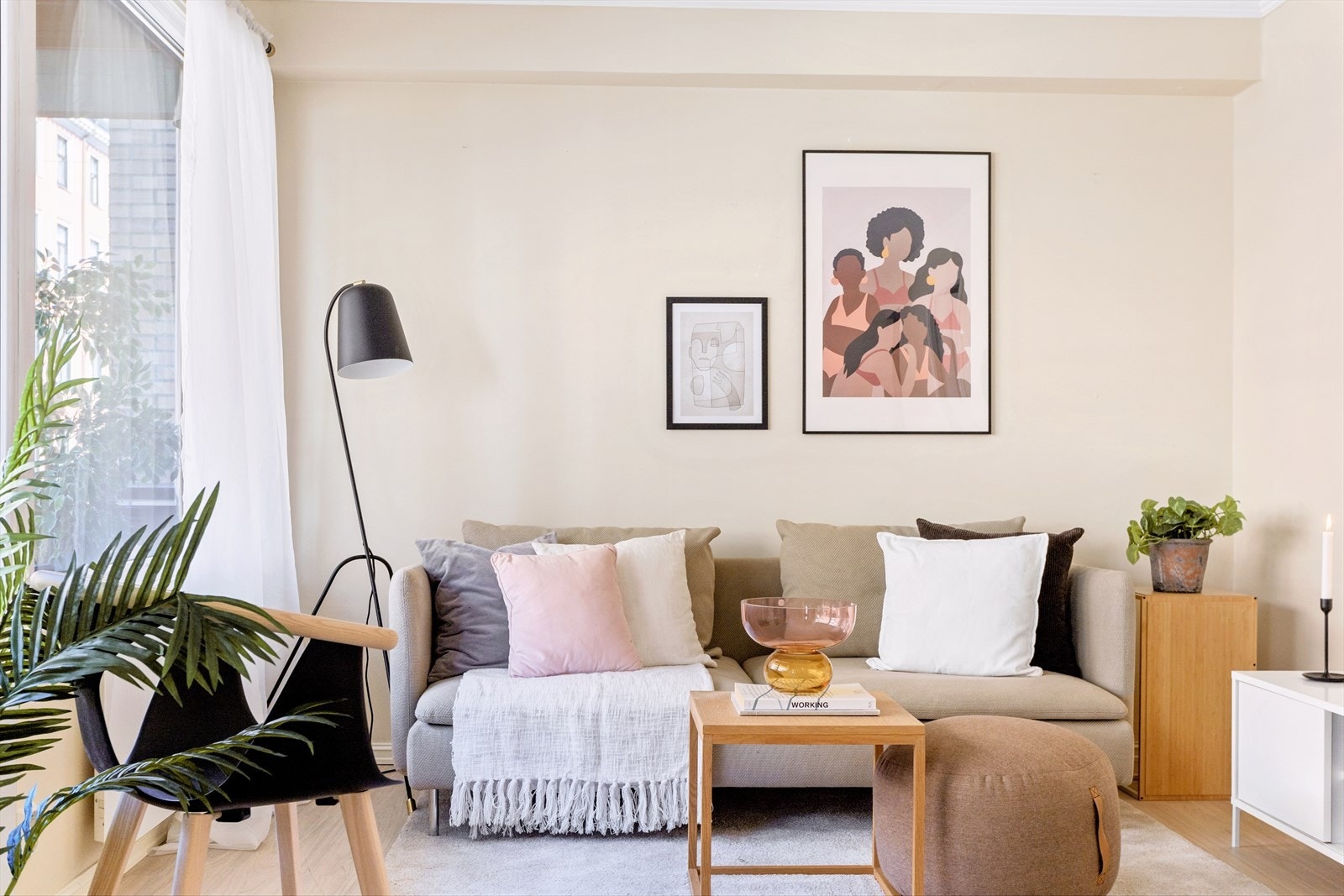 Stuen er malt i lyse og fine toner Galleribilde