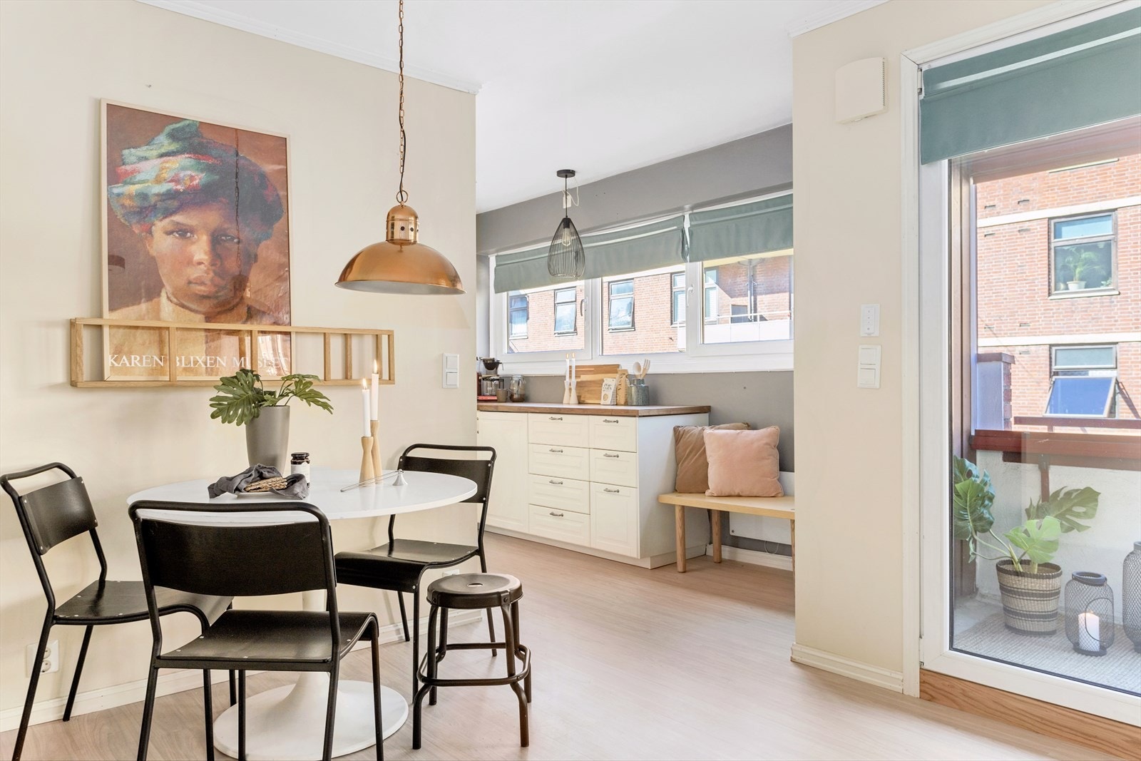 Fra stuen er det utgang til en romslig og innglasset balkong Galleribilde