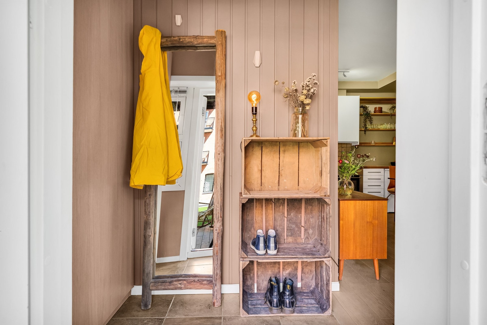 I entréen er det plass til klesavheng og skotøy samt ytterligere plass i medfølgende garderobeskap fra Ikea (2017). Galleribilde