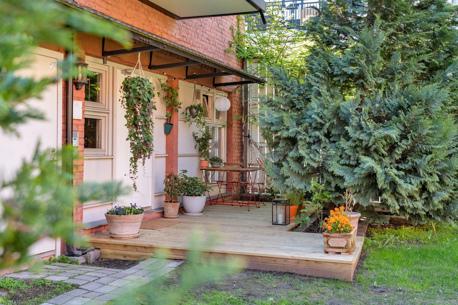 Like utenfor har nåværende eier bygd terrasse mai 2021. Dette er fellesareal og man sitter omgitt av hyggelige, grønne fellesområder i indre gårdsrom. Galleribilde