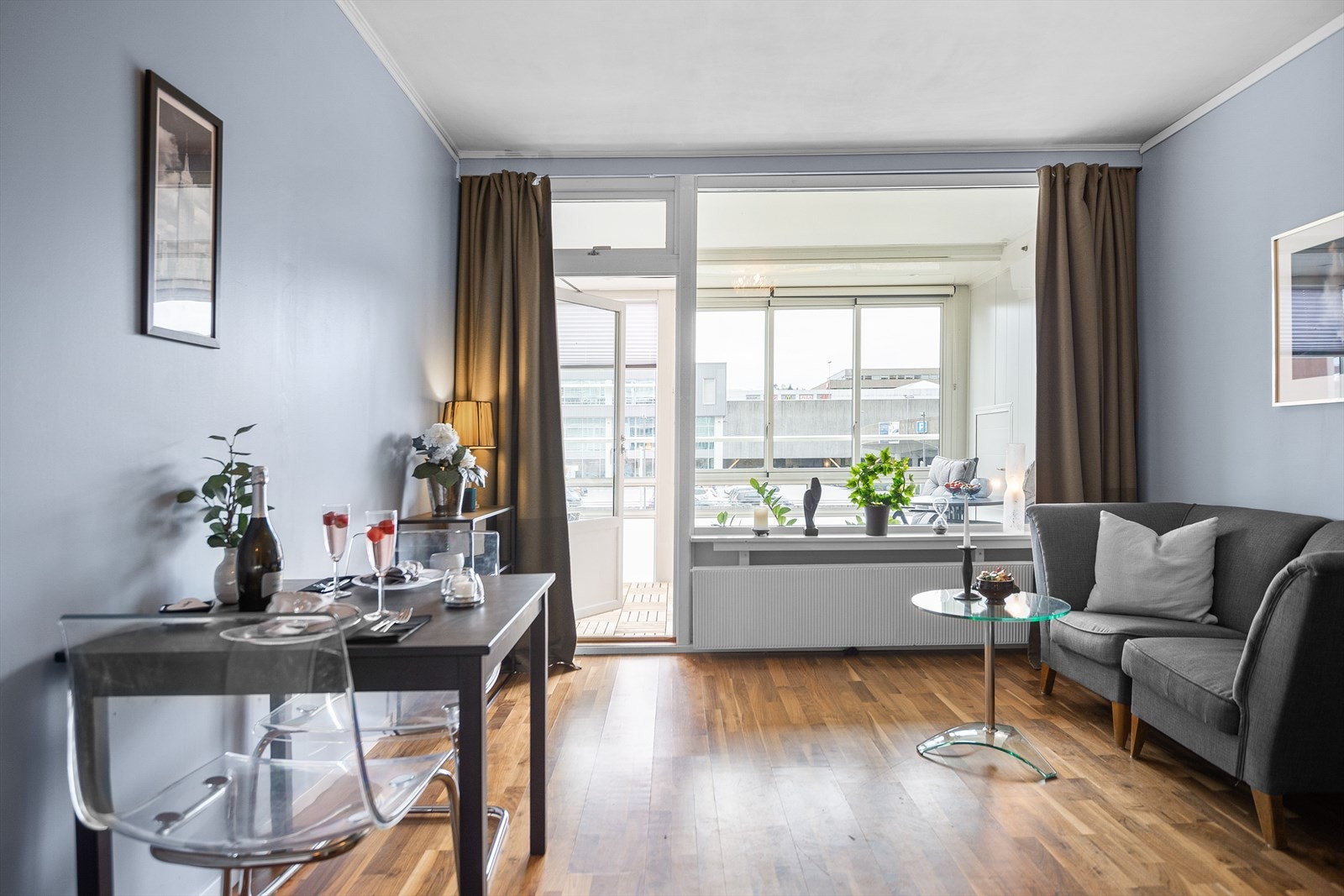 Velkommen til Dag Hammarskjölds vei 171!
Boligen er arealeffektiv med en smart planløsning og med nyere innglasset balkong på 8kvm får du ekstra plass som kan brukes året rundt. Galleribilde