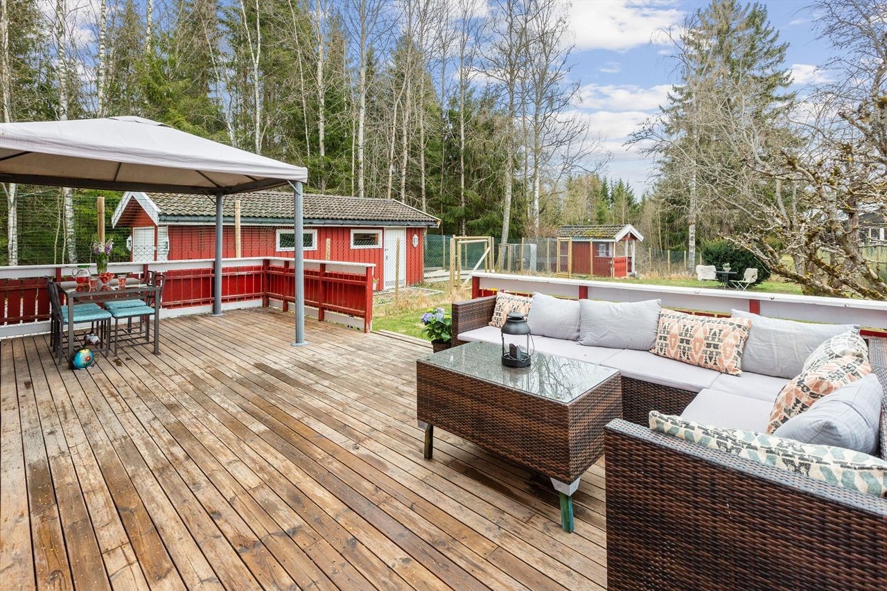 Stor terrasseplatting med fin plass for både utemøbler og grill - her kan sommeren nytes! Galleribilde