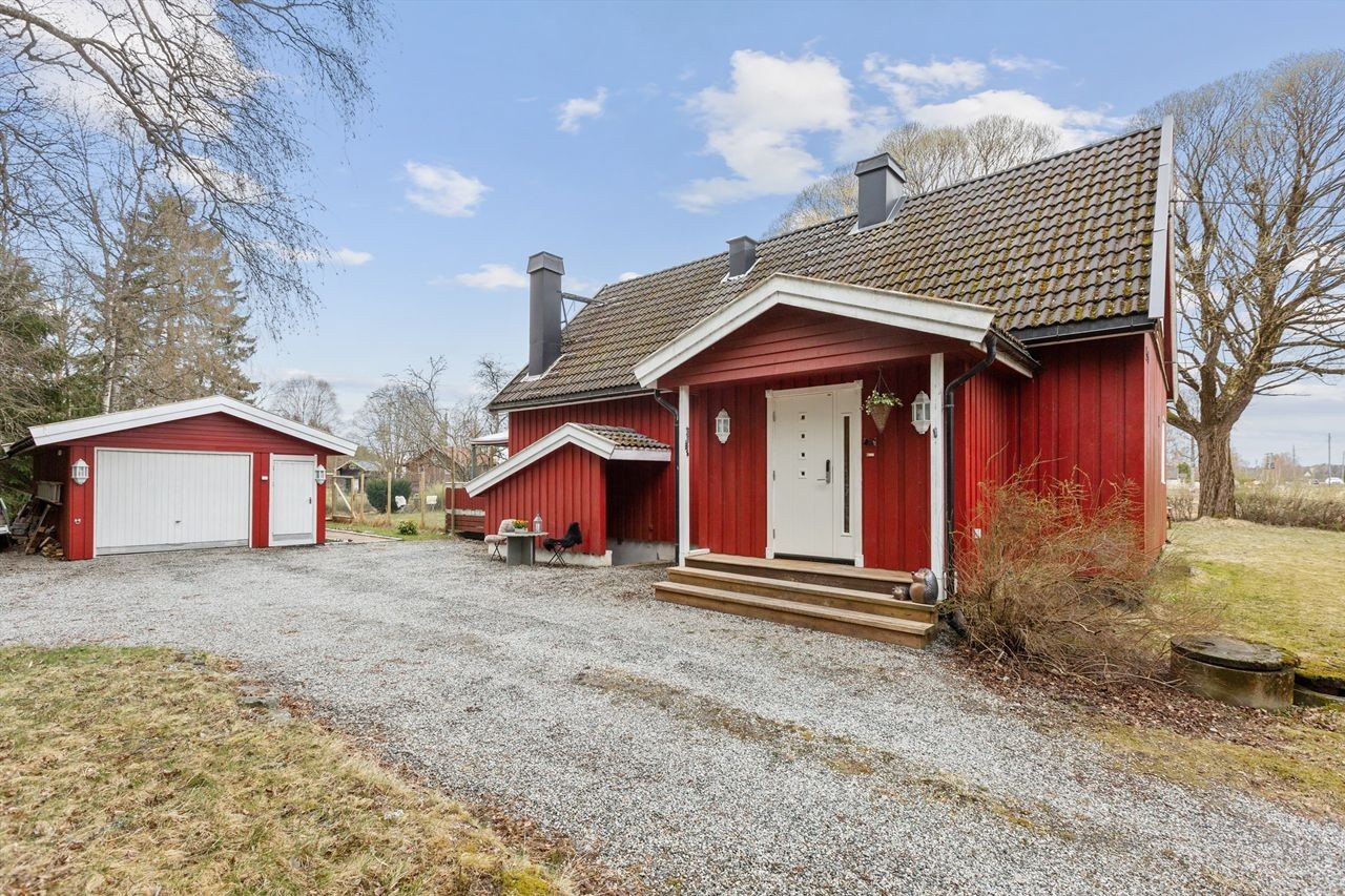 Gårdsplass og inngangsparti. (Separat inngang til kjeller under tilbygd del). Galleribilde