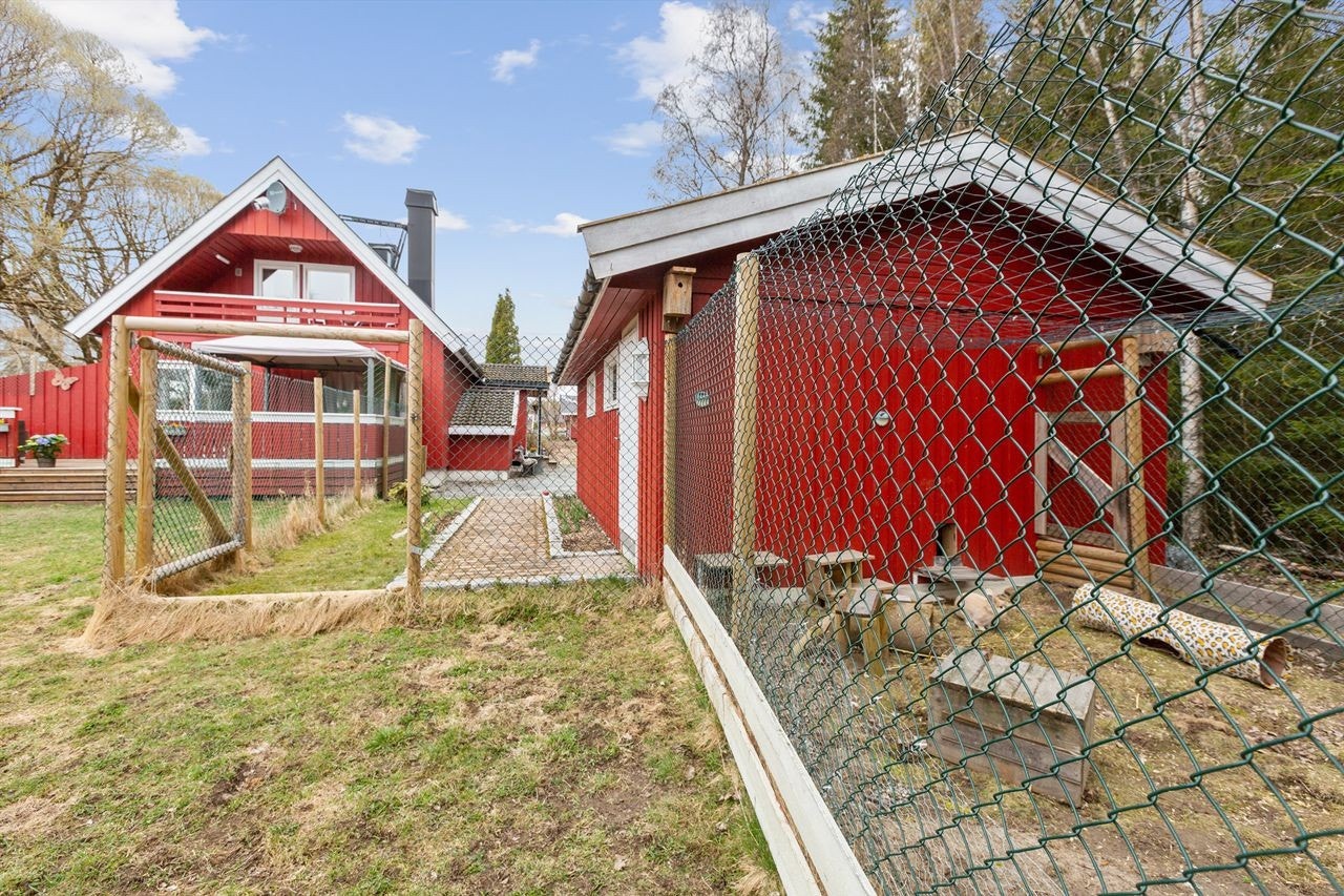 I bakkant av garasjen er det kaninhus med uteområde. Galleribilde