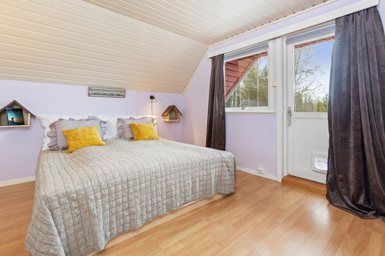 Soverom 1 i 2. etasje, med fin plass til dobbeltseng, og med utgang til balkong. Galleribilde