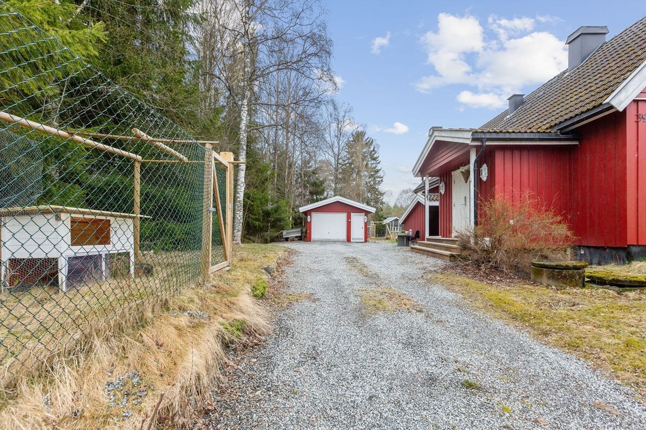 Gårdsplass med garasjen i bakkant. Galleribilde