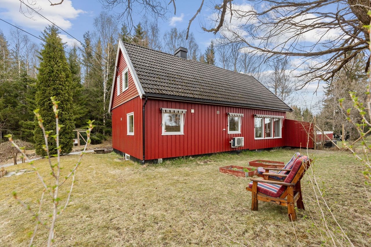 Boligen ligger idyllisk til, på stor tomt. Galleribilde