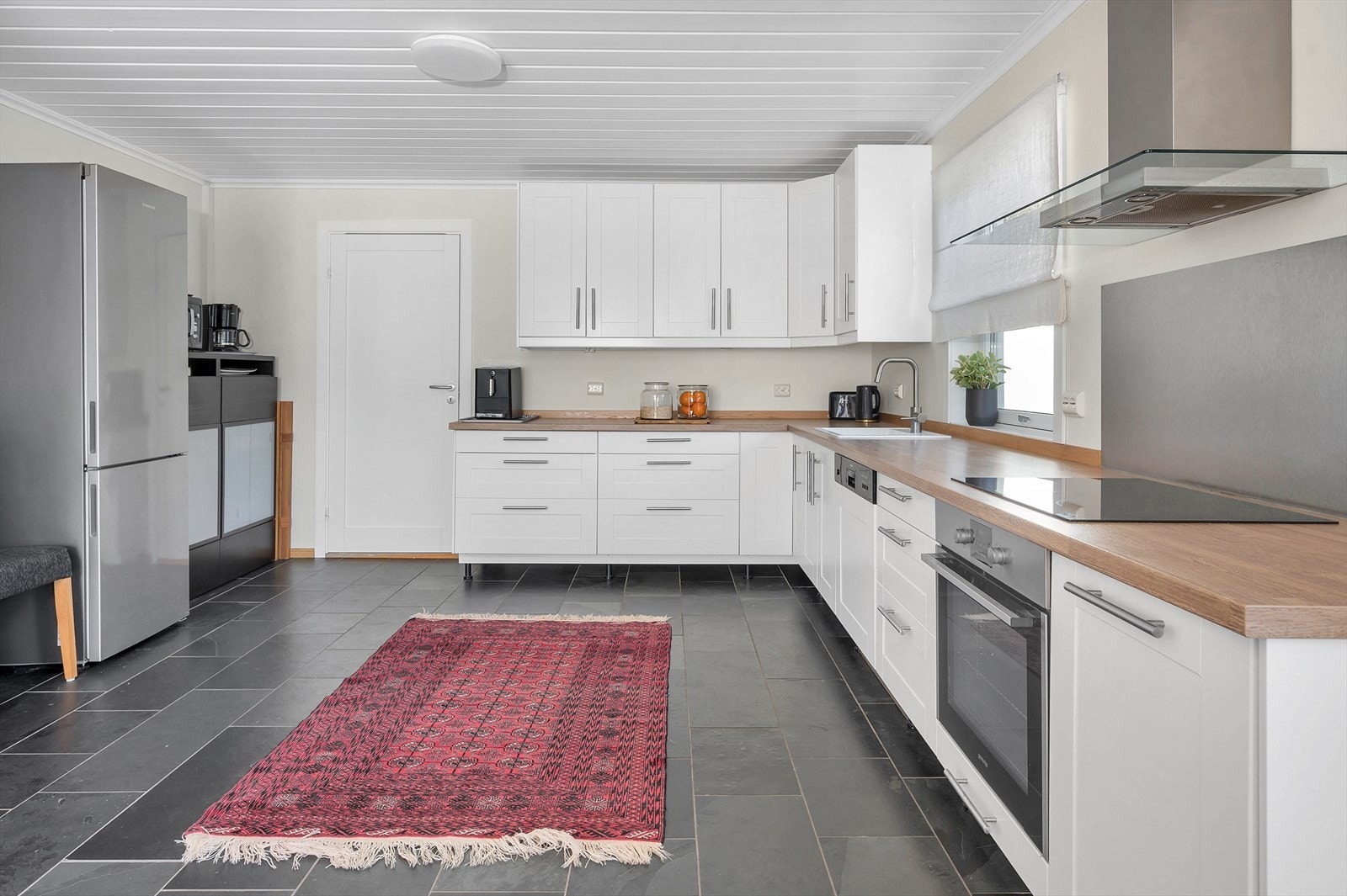 Innredning fra Ikea med god skap- og benkeplass Galleribilde