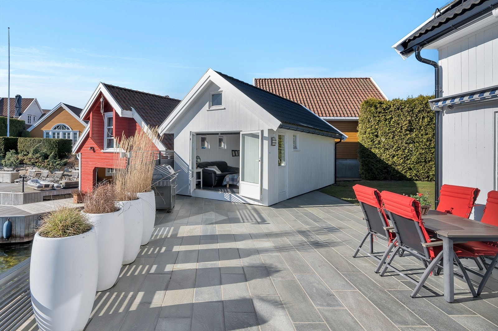 Beliggende i maritime omgivelser på Løvika med gode oppvekstkår for store og små! Nærhet til friluftsområder, barnehage, skoler, butikk og mye mer Galleribilde