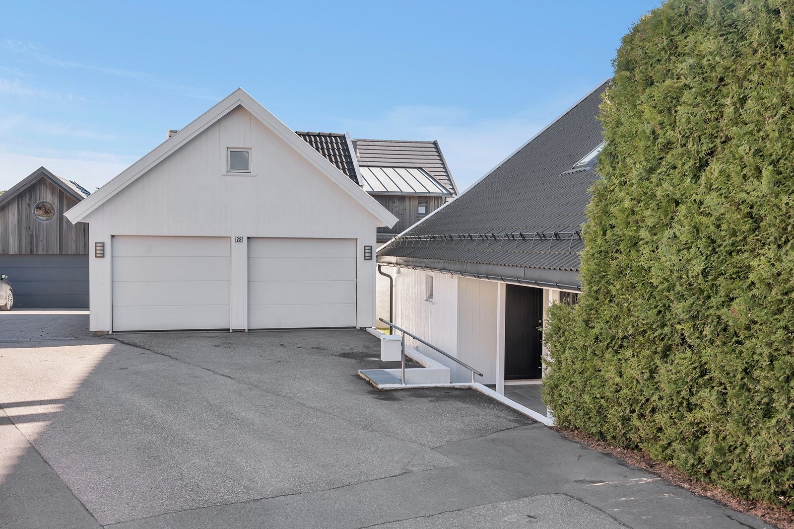 Dobbel garasje med innredet loft Galleribilde