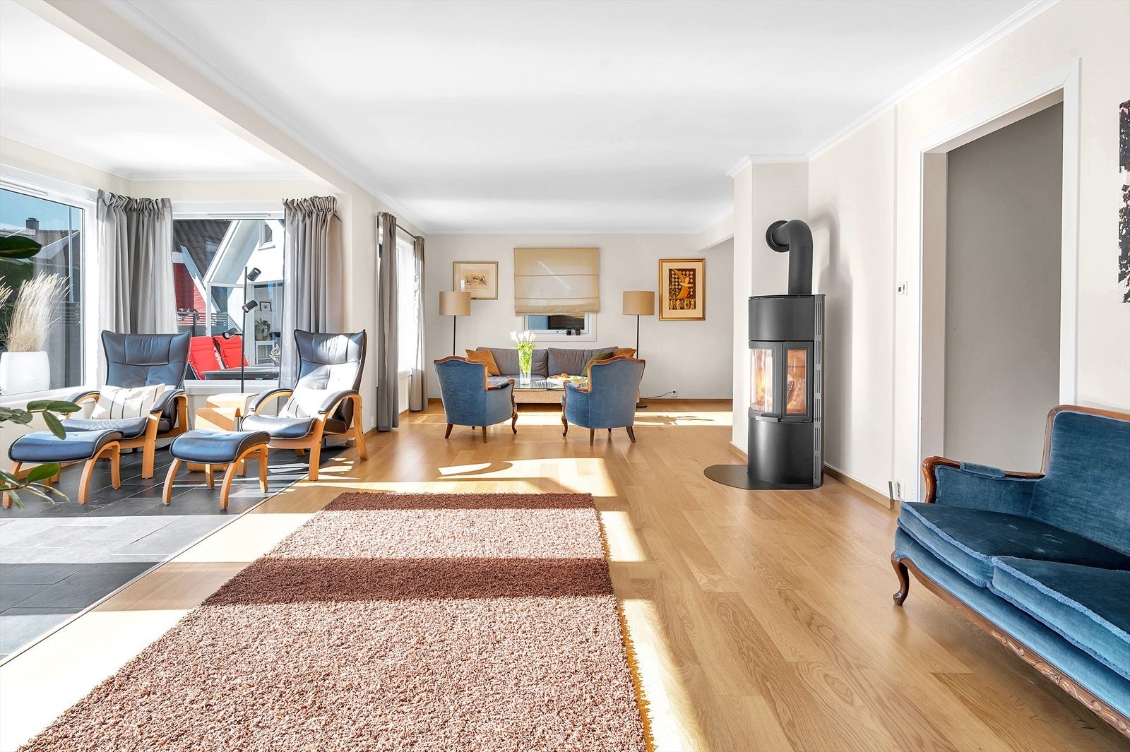 Romslig stue med parkett på gulv Galleribilde