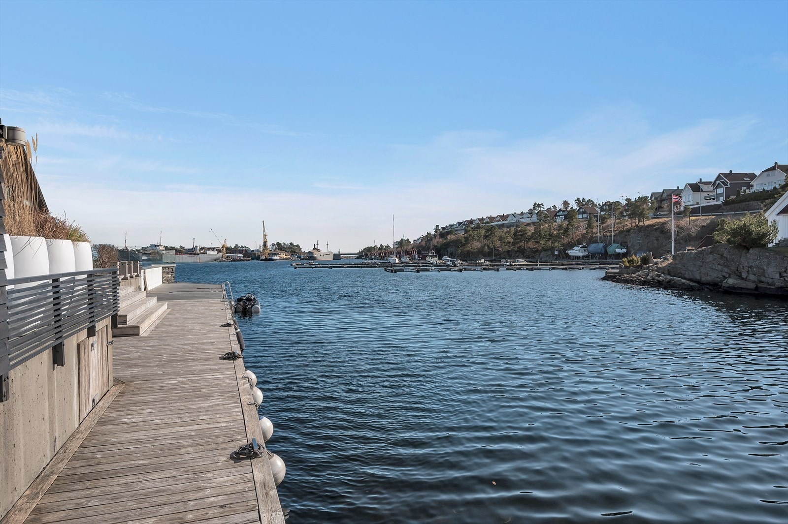 Bryggen er ny i 2011 og har god dybde i vannet - Her kan varme sommerdager virkelig nytes! Galleribilde