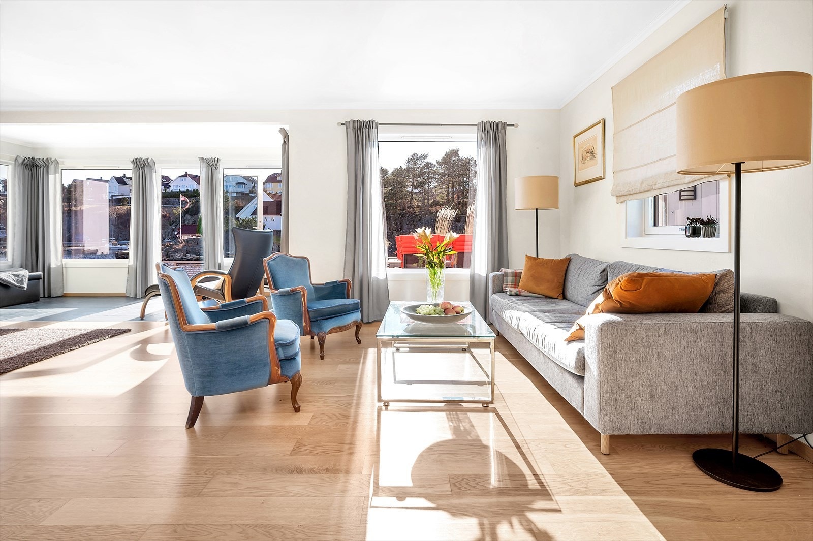 Stuens utforming gjør det enkelt å møblere flere sitte- og spisegrupper! Galleribilde