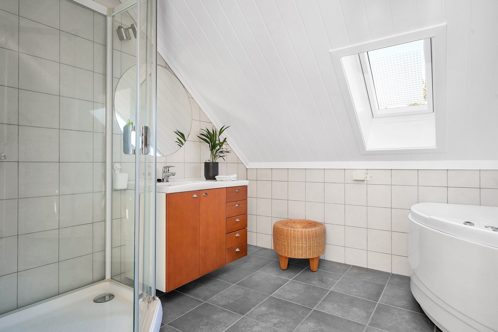 Flislagt bad i 2.etasje med stort badekar, dusjkabinett, servant i baderomsinnredning og toalett Galleribilde