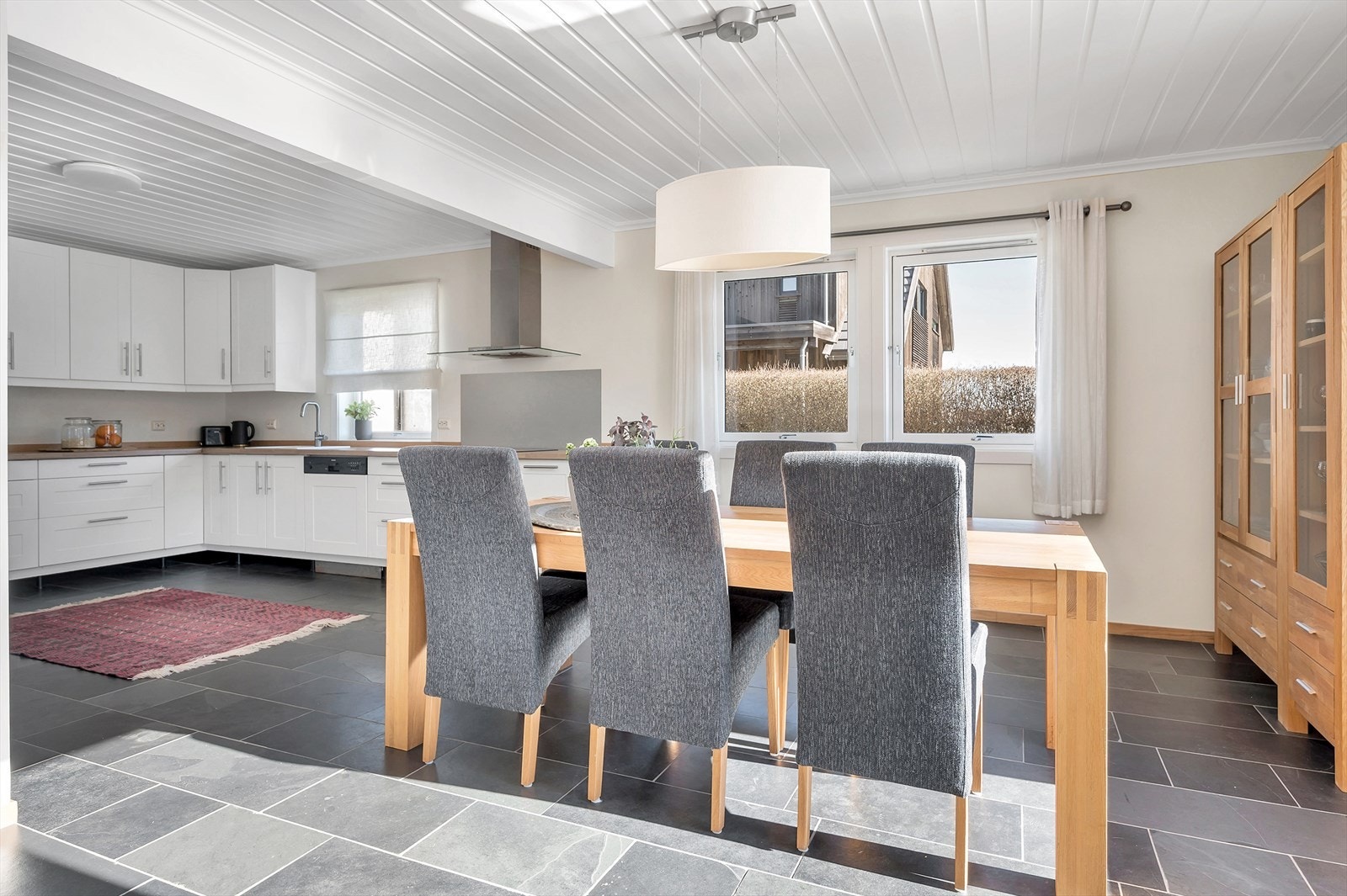 Kjøkken med fliser på gulvet - God plass til spisegruppe for flere personer Galleribilde